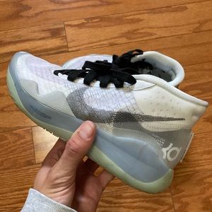 Kevin Durant basketball shoes boys 3.5 white blk